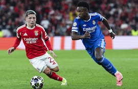 Vinicius (d), autor del gol para Real Madrid, con el argentino Prestiani, sindicado como racista.