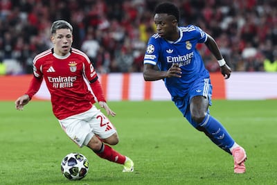 Vinicius (d), autor del gol para Real Madrid, con el argentino Prestiani, sindicado como racista.