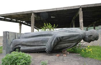 A día de hoy, no está claro qué se va a hacer con la estatua de Stalin, desechada en 2010.