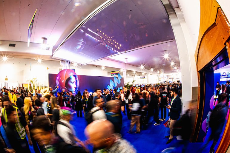 Representantes de más de 30 países asisten al evento, mientras decenas de empresas exponen sus productos y servicios para generar negocios en la región.