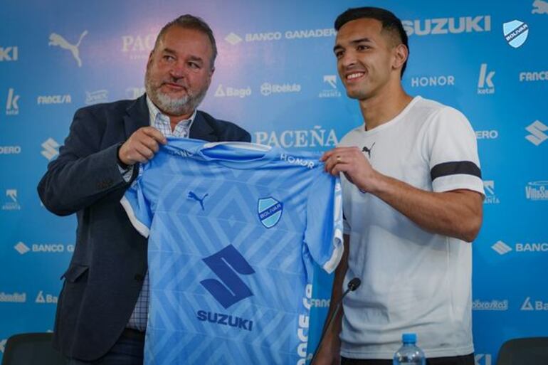 El paraguayo Alfio Oviedo en la presentación oficial como jugador de Bolívar de Bolivia.