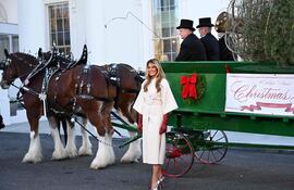 La primera dama de Estados Unidos, Melania Trump, da la bienvenida al árbol de Navidad oficial de la Casa Blanca.