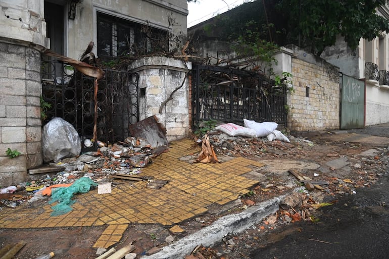 Casona antigua de Asunción, convertida en basurero