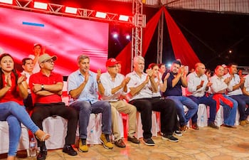Mario Abdo Benítez (c) y Arnoldo Wiens presentaron precandidaturas en Tavaí, Caazapá.