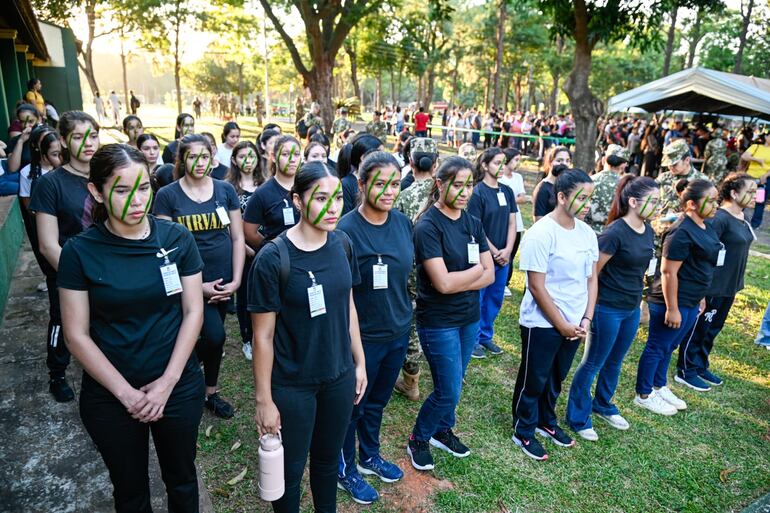 Un importante número de mujeres participa de la actividad organizada por el Ejército Paraguayo "Soldado del mañana".