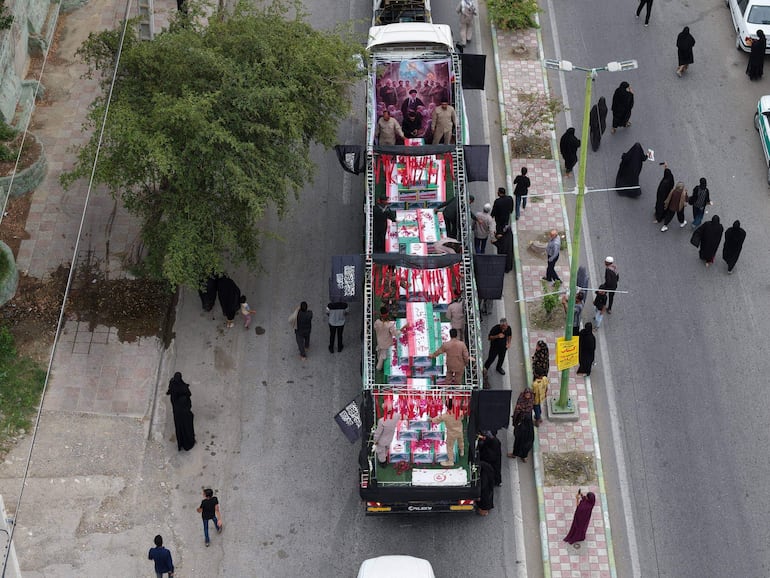 Féretros son transportados para la procesión funeral de las víctimas del bombardeo a la escuela en Minab.