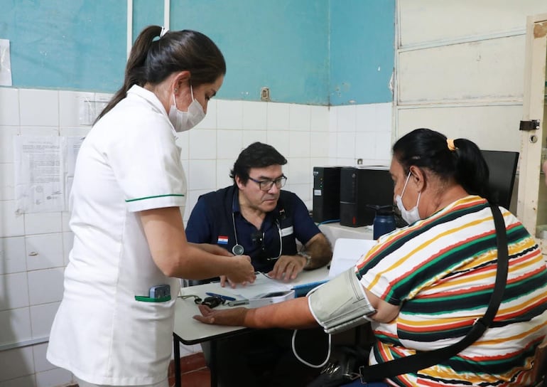 Los profesionales de blanco llegados desde Asunción realizando las atenciones a pacientes en el Hospital de esta comunidad chaqueña.