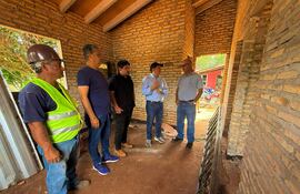 El ministro de Urbanismo, Vivienda y Hábitat, Juan Carlos Baruja, fiscaliza viviendas en distritos de Paraguarí.