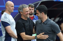 El director técnico español del París Saint-Germain, Luis Enrique (I), y el director técnico español del Arsenal, Mikel Arteta, se saludan antes del inicio del partido final de la Liga de Campeones de la UEFA entre el París Saint-Germain (PSG) y el Arsenal FC en el Puskás Aréna en Budapest.