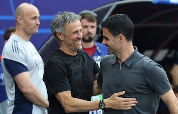 El director técnico español del París Saint-Germain, Luis Enrique (I), y el director técnico español del Arsenal, Mikel Arteta, se saludan antes del inicio del partido final de la Liga de Campeones de la UEFA entre el París Saint-Germain (PSG) y el Arsenal FC en el Puskás Aréna en Budapest.