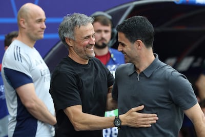 El director técnico español del París Saint-Germain, Luis Enrique (I), y el director técnico español del Arsenal, Mikel Arteta, se saludan antes del inicio del partido final de la Liga de Campeones de la UEFA entre el París Saint-Germain (PSG) y el Arsenal FC en el Puskás Aréna en Budapest.