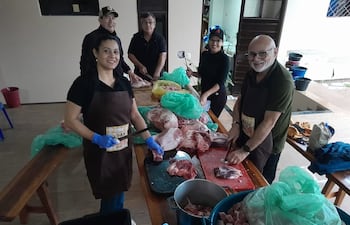 Voluntarios de la comunidad estarán a cargo de la preparación de los diferentes platos que serán ofrecidos durante la jornada.