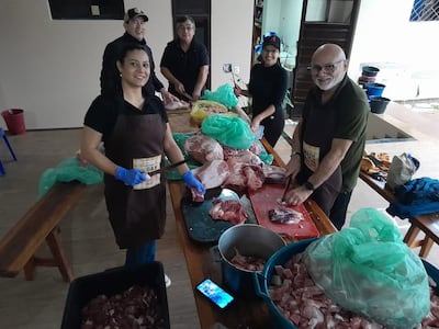 Voluntarios de la comunidad estarán a cargo de la preparación de los diferentes platos que serán ofrecidos durante la jornada.