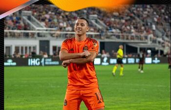 Carlos Sebastián Ferreira celebra uno de los tres goles que anotó para el Houston Dynamo