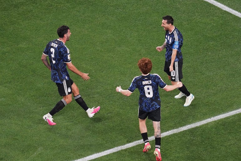 Lionel Messi (d) de Argentina celebra un gol este sábado, en un partido del grupo J del Mundial de la FIFA 2026 entre Jordania y Argentina en el estadio AT&T en Arlington (Estados Unidos).
