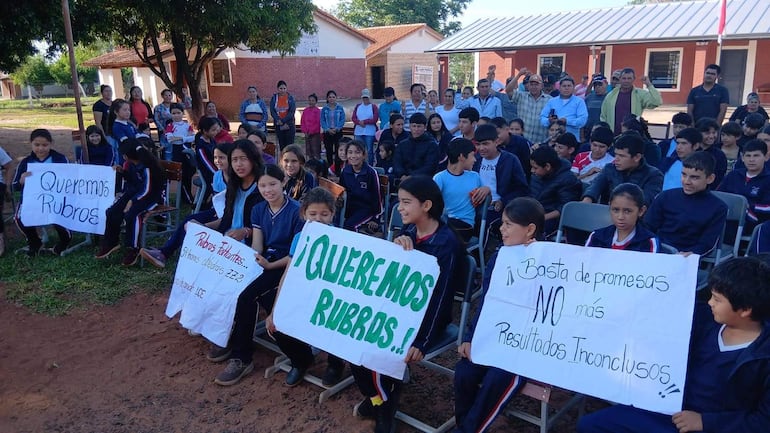 La comunidad educativa de la escuela y colegio República del Paraguay, de Yaguareté Forest, distrito de Santa Rosa del Aguaray, completa una semana de movilización y mantiene paralizadas las actividades educativas.
