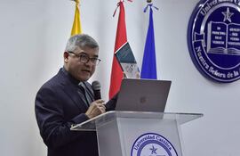 El presbítero Narciso Velázquez presentó el documento para una nueva educación católica en Paraguay.