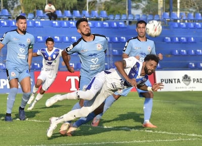 Alejandro Samudio hace el esfuerzo por conectar el balón ante la presencia de Rodrigo Ruiz Díaz. Observan la acción Óscar Brizuela, Jorge Colmán y Walter Cabrera.