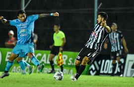 El jugador del partido, el chaqueño Osvaldo Argüello intenta impedir el avance del santaniano Herminio Vera.