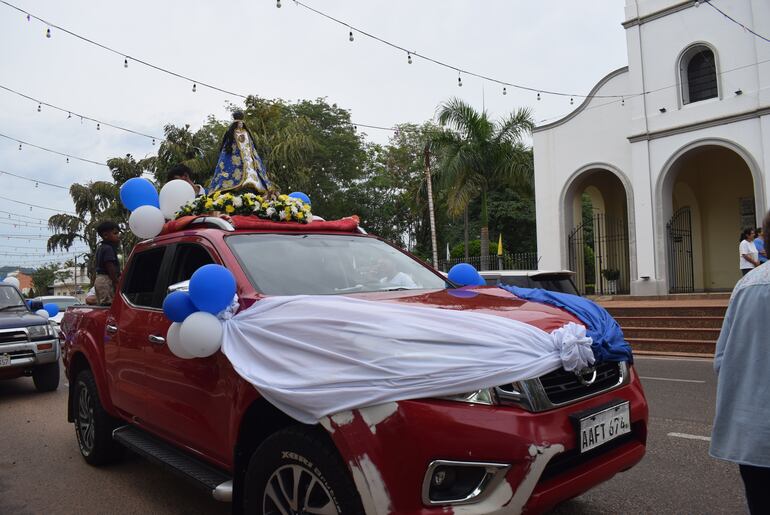 La sagrada imagen de la Virgen María de la familia Rolón también acompañó la caravana.