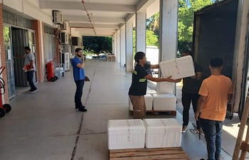 Funcionarios del IPS descargan medicinas en el Parque Sanitario del IPS.