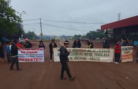 Los indígenas bloquean de manera intermitente la Ruta PY02, en ambas direcciones.