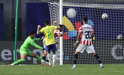 Fabrizio Peralta, jugador de la selección paraguaya, define a gol en un partido contra Brasil por el Preolímpico 2024 en el estadio Nacional Brígido Iriarte, en Caracas, Venezuela.