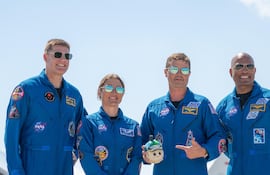 La tripulación de Artemis II y la mascota Rise.