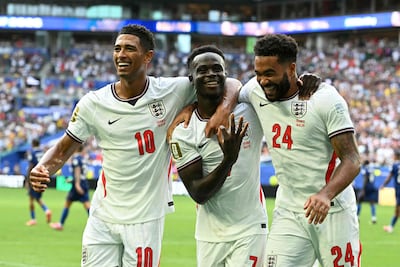 El delantero de Inglaterra Bukayo Saka (C) celebra tras anotar el quinto gol de su equipo con sus compañeros, el mediocampista Jude Bellingham y el defensor Reece James, durante el partido por el tercer puesto del torneo de fútbol de la Copa Mundial 2026 entre Francia e Inglaterra en el Miami Stadium de Miami.