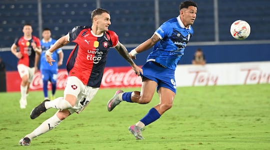 Jonathan Benítez de Ameliano se lleva la pelota ante la presencia de Pablo Vegetti.