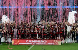 Los jugadores de Flamengo celebra la obtención del título número 40 del Campeonato Carioca, tras derrotar por penales a Fluminense.