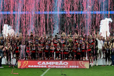 Los jugadores de Flamengo celebra la obtención del título número 40 del Campeonato Carioca, tras derrotar por penales a Fluminense.
