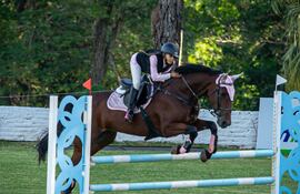 Grace Kelly Hicks saltará con Margarita en la categoría 1.00 metro, en la jornada que se realizará en el Rakiura, este sábado y domingo.