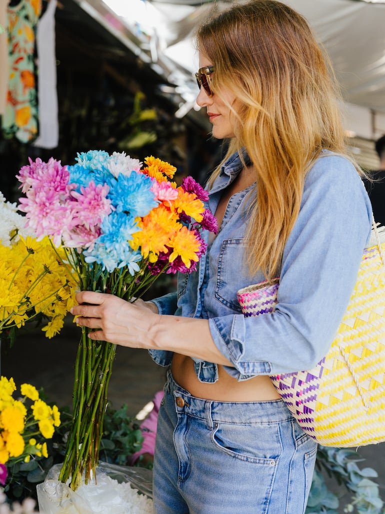 “Flores, hierbas medicinales y artesanías. Fan declarada del Mercado 4 de Asunción, Paraguay”, expresó Bárbara Lombardo en las redes. (Instagram/Bárbara Lombardo)