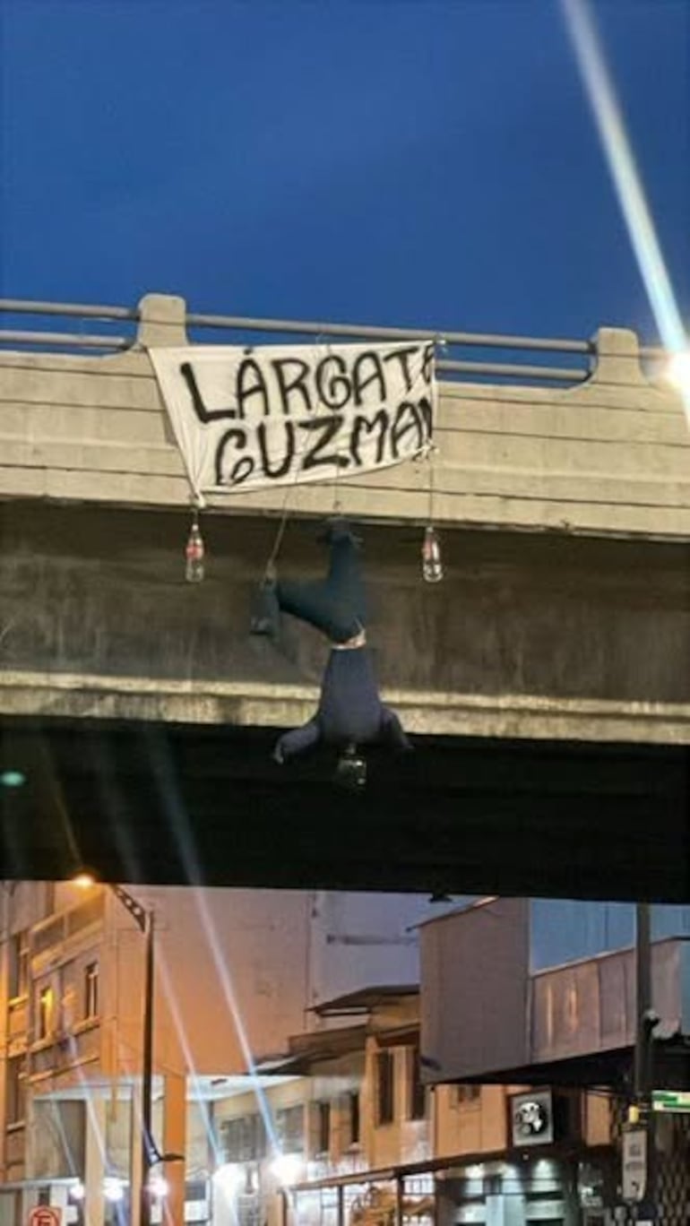 Un monigote fue colgado en un puente cercano al estadio George Capwell con la frase: “Lárgate, Guzmán”
