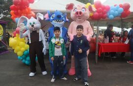 Los niños disfrutan de un Día del Niño lleno de alegría y juegos.