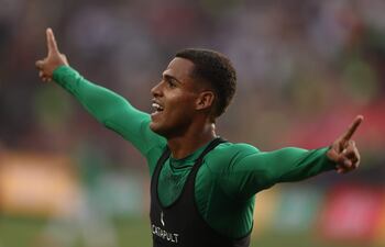 AMDEP6006. EL ALTO (BOLIVIA), 05/09/2024.- Enzo Monteiro de Bolivia celebra su gol este jueves, en un partido de las eliminatorias sudamericanas para el Mundial de 2026 entre Bolivia y Venezuela, en el estadio Municipal de El Alto (Bolivia). EFE/ Luis Gandarillas