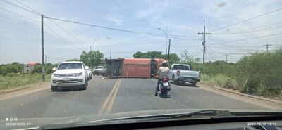 Camión volcó en Puente Remanso, a 250 metros del peaje.