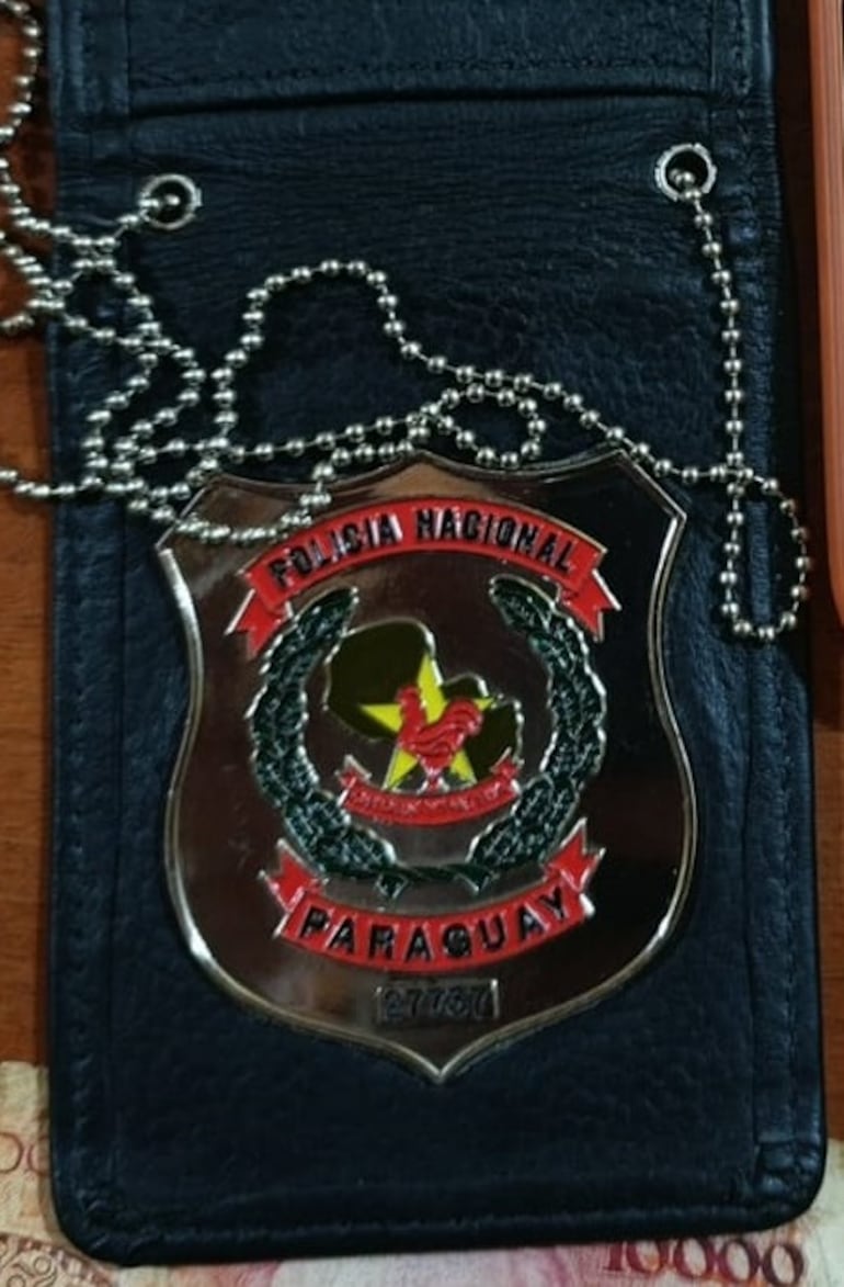 Entre las evidencias se encontró una placa policial.