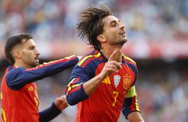Ferran Torres celebra su gol durante el partido amistoso para el Mundial que España e Irak disputaron este jueves en el estadio de Riazor, en La Coruña.