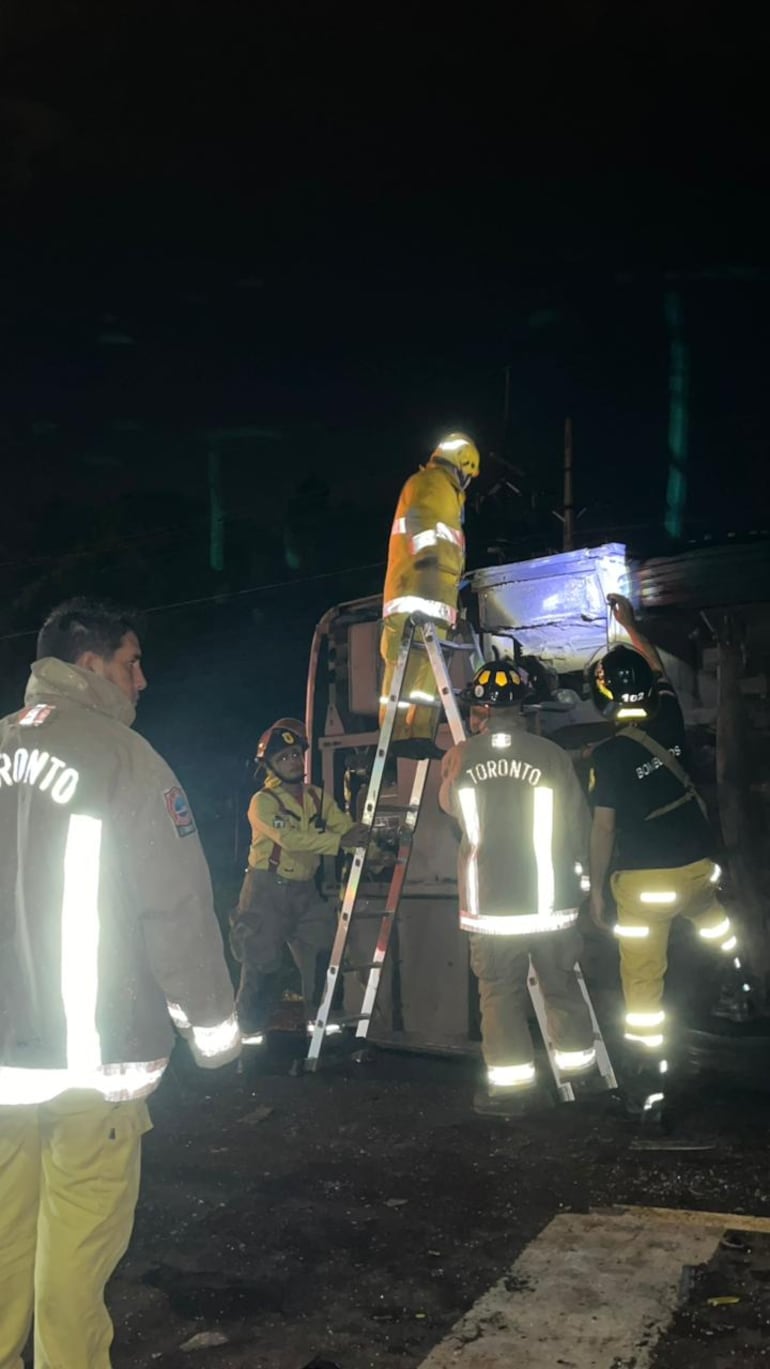 Tres personas internadas en HGI tras triple colisión y vuelco de colectivos en Encarnación