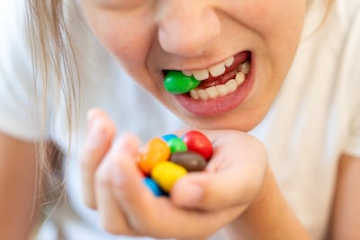 Una mujer come dulces.