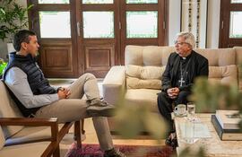 El presidente Santiago Peña (izq.) conversó hoy con el arzobispo de Asunción, cardenal Adalberto Martínez, en Mbruvicha Róga.