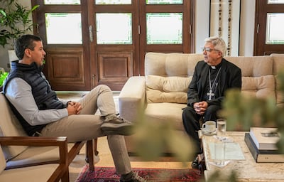 El presidente Santiago Peña (izq.) conversó hoy con el arzobispo de Asunción, cardenal Adalberto Martínez, en Mbruvicha Róga.