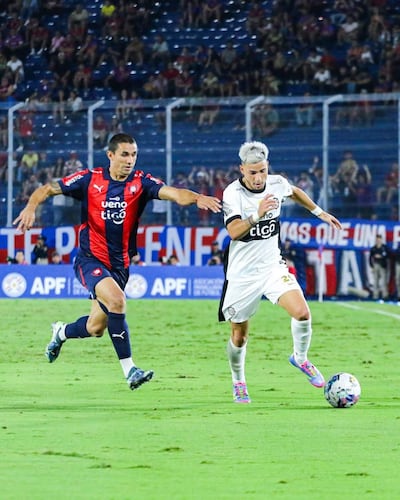 Iván Ezequiel Leguizamón (23 años) y Víctor Gustavo Velázquez Ramos (34), durante el más reciente clásico, disputado el sábado 3 de mayo en La Nueva Olla, con agónica victoria franjeada por 2-1.
