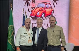 Jorgen Johansen (izquierda) posa junto al italiano Alberto Scuro (centro) y Juan Bautista Gill.