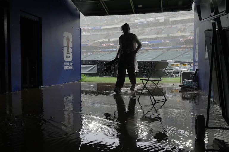 Un voluntario de la FIFA camina por un pasillo inundado este lunes, en el partido del Grupo I del Mundial de la FIFA 2026 entre Francia e Irak, en Filadelfia.