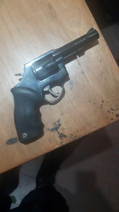 El revólver calibre 38 que portaba el pasajero y con el que amenazó a la conductora de Bolt.