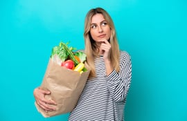 Mujer de compras en el supermercado.