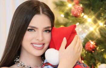 Nadia Ferreira se estrenó como mamá este 2023. Acá la vemos con Marquito Muñiz en brazos.